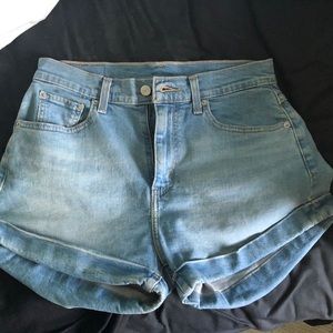 Highwaisted Levi’s Mom Jean Shorts